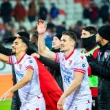 Benjamin Kololli (au centre) et les joueurs sédunois célèbrent avec le Gradin Nord à l'issue de la victoire contre Zurich samedi soir à Tourbillon.